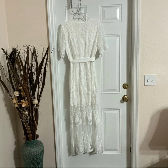 Elegant White Lace Dress - Picture 6 of 11